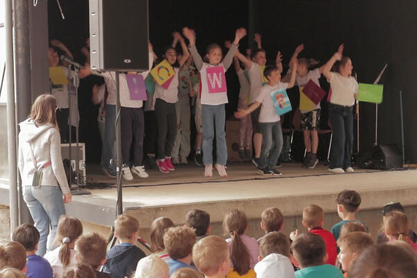 Bild vergrößern: Ganztagsschule Lina Sommer Grundschule Jubiläum - Tanz
