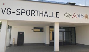 Bild vergrößern: Aufgemalter Schriftzug mit den Icons der Verbandsgemeinde Jockgrim im Eingangsbereich der Sporthalle