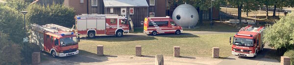 Bild vergr&ouml;&szlig;ern: Feuerwehrautos vor dem Kugelhaus