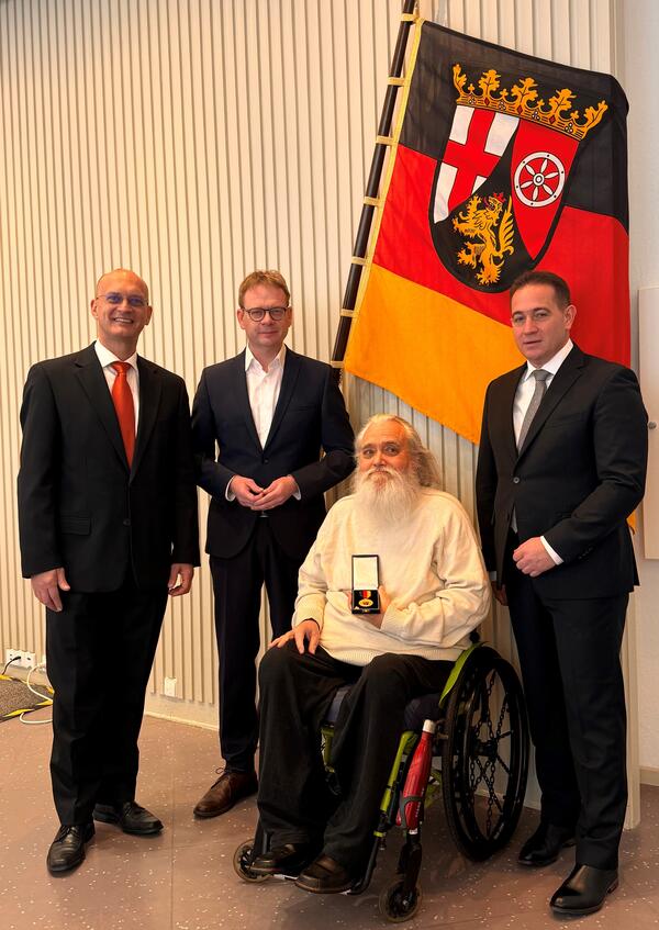 Bild vergrößern: Robert Schneider erhält die Verdienstmedaille des Landes Rheinland-Pfalz