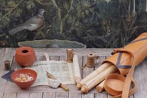 Das Foto zeigt typisches Werkzeug zur Produktion von Terra Sigillata Produkten und Schriftrollen aus der Römerzeit.