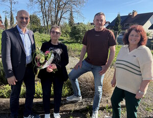 Die Gruppe steht im Au&szlig;enberich der Verbandsgemeindeverwaltung im Gr&uuml;nen