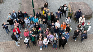 Auf dem Bild sieht man ca. 40 Sch&uuml;lerinnen und Sch&uuml;ler der IGS Rheinzabern, von oben fotografiert.