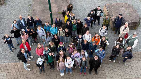 Bild vergr&ouml;&szlig;ern: Auf dem Bild sieht man ca. 40 Sch&uuml;lerinnen und Sch&uuml;ler der IGS Rheinzabern, von oben fotografiert.