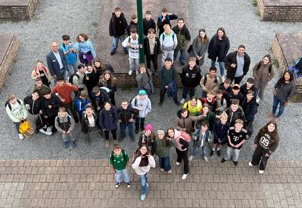 Bild vergr&ouml;&szlig;ern: Auf dem Bild sieht man ca. 40 Sch&uuml;lerinnen und Sch&uuml;ler der IGS Rheinzabern, von oben fotografiert.