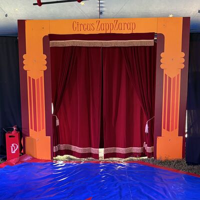 Bild vergr&ouml;&szlig;ern: Circus ZappZarap - Manege mit Logo