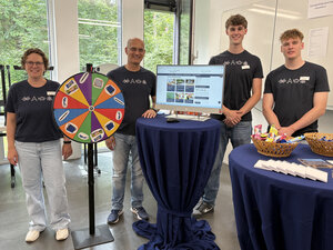 Man sieht die Ausbildungsbeauftragte Ramona Gabel, B&uuml;rgermeister Karl Dieter W&uuml;nstel, Michael Ilg (Student f&uuml;r das dritte Einstiegsamt) und Tobias Dengler (Auszubildender zum Verwaltungsfachangestellter) am Stand der VG Jockgrim