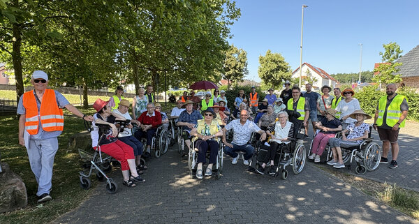 Bild vergr&ouml;&szlig;ern: Man sieht die Gruppe Seniorinnen und Senioren zusammen mit dem B&uuml;rgermeister auf dem Platz der Verbandsgemeinde.
