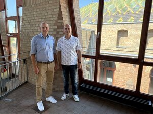 Man sieht den Landtagsabgeordneten Florian Bellaire und B&uuml;rgermeister Karl Dieter W&uuml;nstel in der Verbandsgemeindeverwaltung nebeneinander stehend.
