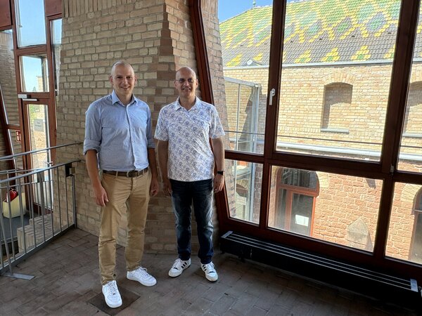 Bild vergr&ouml;&szlig;ern: Man sieht den Landtagsabgeordneten Florian Bellaire und B&uuml;rgermeister Karl Dieter W&uuml;nstel in der Verbandsgemeindeverwaltung nebeneinander stehend.