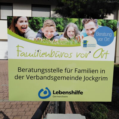 Bild vergrößern: Haus der Familie, Eingangsschild: Beratungsstelle für Familien in der Verbandsgemeinde jockgrim. Lebenshilfe Germersheim