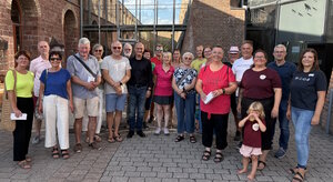 Die Gruppe steht auf dem Vorplatz der Verbandsgemeindeverwaltung