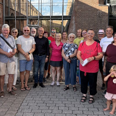 Die Gruppe steht auf dem Vorplatz der Verbandsgemeindeverwaltung
