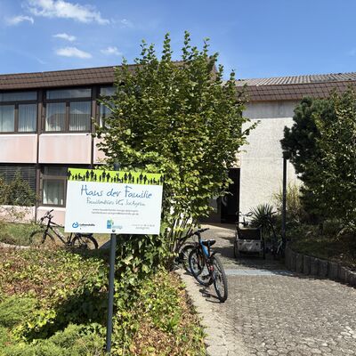 Bild vergr&ouml;&szlig;ern: Haus der Familie Au&szlig;enansicht mit Infotafel