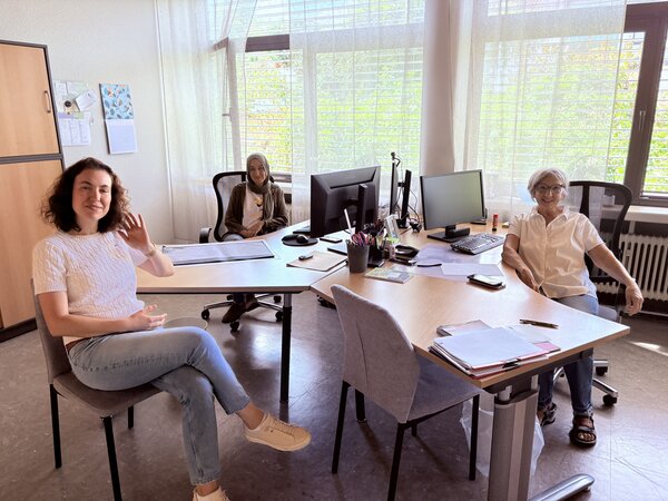 Bild vergr&ouml;&szlig;ern: Das Foto zeigt die B&uuml;ror&auml;ume mit den Mitarbeitenden des Familienb&uuml;ros