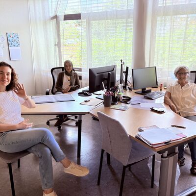 Bild vergr&ouml;&szlig;ern: Das Foto zeigt die B&uuml;ror&auml;ume mit den Mitarbeitenden des Familienb&uuml;ros