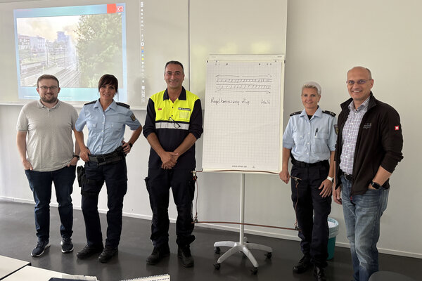Bild vergr&ouml;&szlig;ern: Man sieht Simon Berg (Lehrer f&uuml;r Chemie und Biologie an der IGS Rheinzabern), Katharina Hoffmann (Bundespolizei Kaiserslautern), Uwe Kr&auml;mer (Fachreferent f&uuml;r Pr&auml;vention, Deutsche Bahn), Isabelle Herrmann (Bundespolizei Kaiserslautern), Karl Dieter W&uuml;nstel (B&uuml;rgermeister der Verbandsgemeinde Jockgrim)