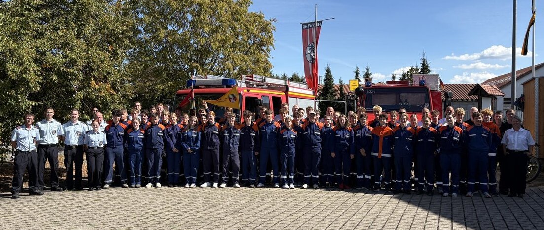 Sichtlich stolz auf ihren Erfolg: Alle sechs Mannschaften aus der Region haben die Pr&uuml;fung bestanden und die Leistungsspange der Deutschen Jugendfeuerwehr erhalten.