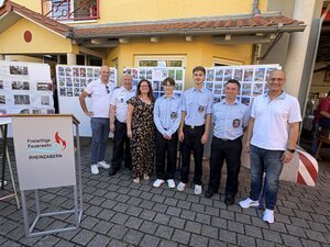 Bild vergr&ouml;&szlig;ern: Von links: Martin Brandl (Landrat), Hans-Georg Balthasar (Vize-Pr&auml;sident des Landesfeuerwehr-verbandes Rheinland-Pfalz), Sabrina Welker (Ortsb&uuml;rgermeisterin Rheinzabern), Jannik Luca Keiber, Constantin Poser, Karl Dieter W&uuml;nstel (B&uuml;rgermeister der Verbandsgemeinde Jockgrim)