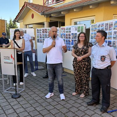 Bild vergr&ouml;&szlig;ern: Man sieht B&uuml;rgermeister W&uuml;nstel im Vordergrund mit dem Mikrofon. Neben ihm stehen Sabrina Welker (Orstb&uuml;rgermeisterin Rheinzabern) und Stefan Mohr (Wehrf&uuml;hrer Freiwllige Feuerwehr Rheinzabern)