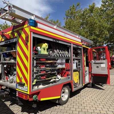 Bild vergr&ouml;&szlig;ern: Man sieht ein Feuerwehrl&ouml;schfahrzeug.