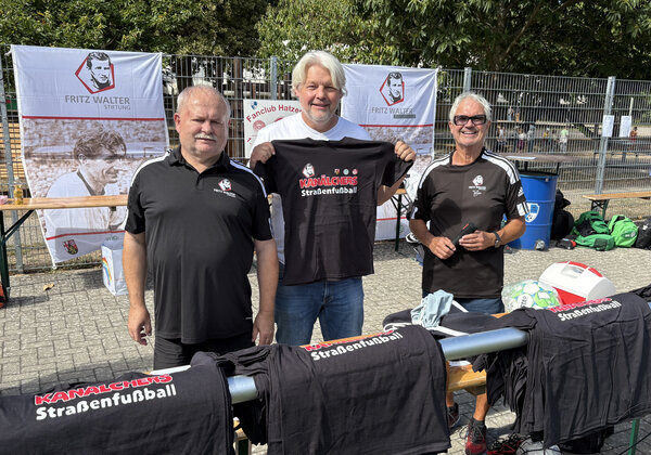 Bild vergr&ouml;&szlig;ern: Ernst Worst von der Fritz-Walter-Stiftung, Dominik Hartmann, Sportfachberater f&uuml;r den Kreis Germersheim und Werner Schmalz von der Fritz-Walter-Stiftung