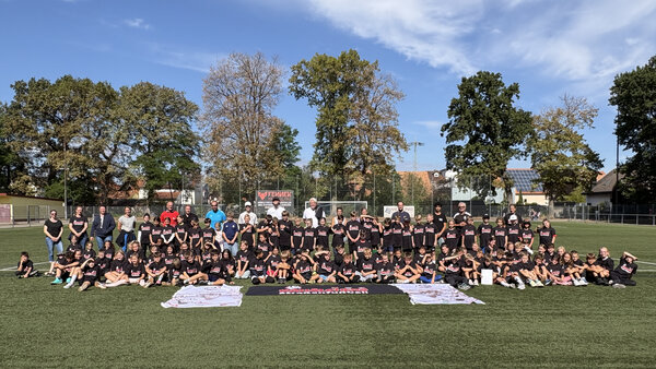Bild vergr&ouml;&szlig;ern: Ein Nachmittag unter Freunden findet seinen kr&ouml;nenden Abschluss. Alle Kinder tragen die legend&auml;ren schwarzen Fritz-Walter-T-Shirts.