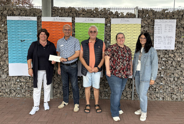 Bild vergr&ouml;&szlig;ern: Man sieht f&uuml;nf Personen sichtlich stolz auf die Sch&uuml;lerinnen und Sch&uuml;ler der Lina-Sommer-Grundschule: von links - Nataly Rumler (Schulleiterin), Karl Dieter W&uuml;nstel (B&uuml;rgermeister der Verbandsgemeinde), German Guttenbacher (Ortsb&uuml;rgermeister Jockgrim) und Sabrina Werling und Marina Mende (Vertreterinnen des Schulelternbeirates)