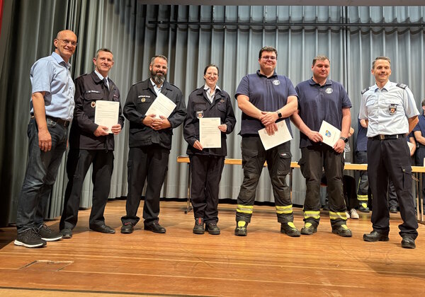 Bild vergr&ouml;&szlig;ern: Jahres&uuml;bung der Feuerwehren: Bestellungen