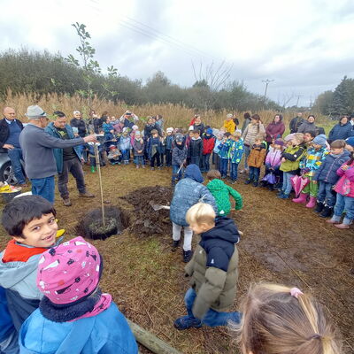 Bild vergrößern: Kinder graben das Loch für den Einschulungsbaum