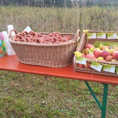Bild vergrößern: Apfelspenden, Apfelsaftspenden, Brezelspenden