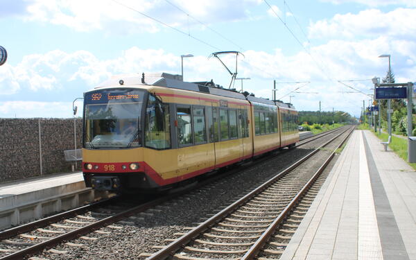 Bild vergrößern: Stadtbahn am Haltepunkt Rheinzabern