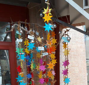 Wunschbaum im Foyer der Verbandsgemeindeverwaltung mit Sternen