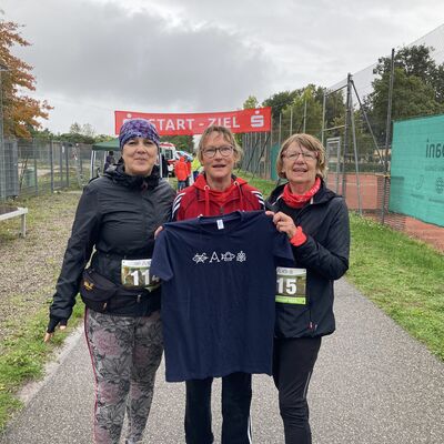 Bild vergrößern: Drei Frauen mit T-Shirt der Verbandsgemeinde Jockgrim in dunkelblau