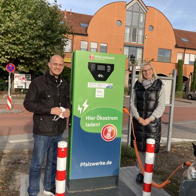 Bürgermeister Karl Dieter Wünstel, Elke Burk (Vertreterin der Pfalzwerke Netz AG) bei der Ladesäule für Elektroautos bei der Verbandsgemeindeverwaltung