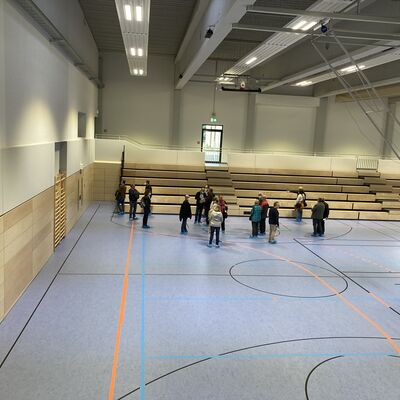 Bild vergrößern: Sporthalle der Verbandsgemeinde Jockgrim - Gruppe mit Menschen