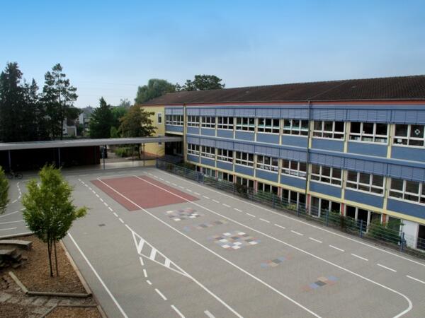 Bild vergr&ouml;&szlig;ern: Lina-Sommer-Grundschule Jockgrim, Au&szlig;enansicht mit Laufbahn im Vordergrund