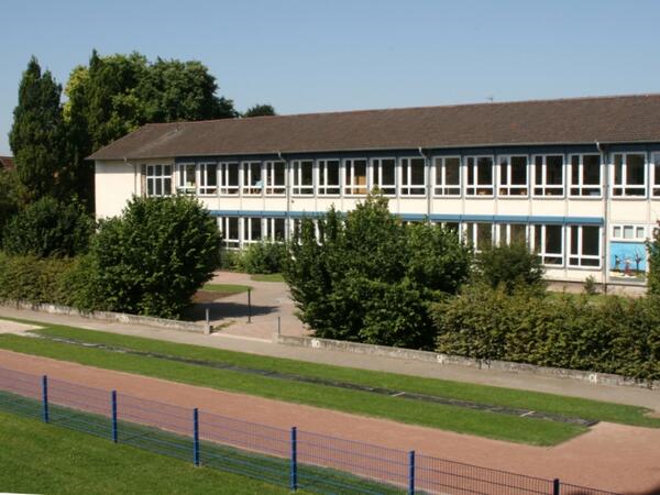 Bild vergr&ouml;&szlig;ern: Grundschule Neupotz Au&szlig;enansicht mit Laufbahn.