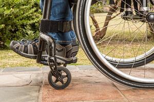 Bild vergr&ouml;&szlig;ern: Rollstuhl auf Steinplatten