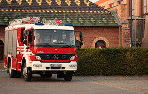 Bild vergr&ouml;&szlig;ern: Feuerwehrauto vor der Verbandsgemeindeverwaltung