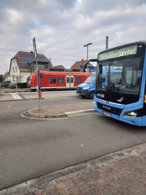 Bild vergrößern: S-Bahn und Bus am Bahnhaltepunkt Rheinzabern