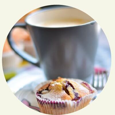 Kaffeetasse und Muffin